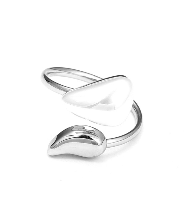 Anillo plateado con diseño abstracto y perla blanca