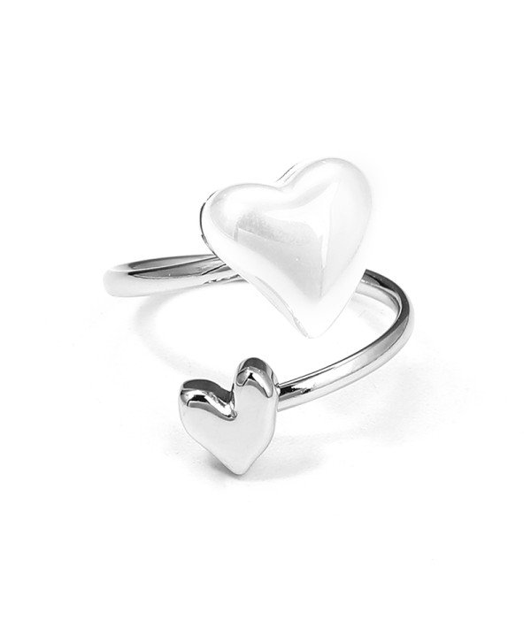 Anillo plateado con corazones y perla