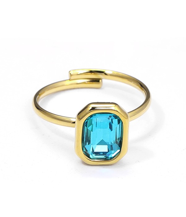 Anillo dorado de rectángulo con cristal facetado