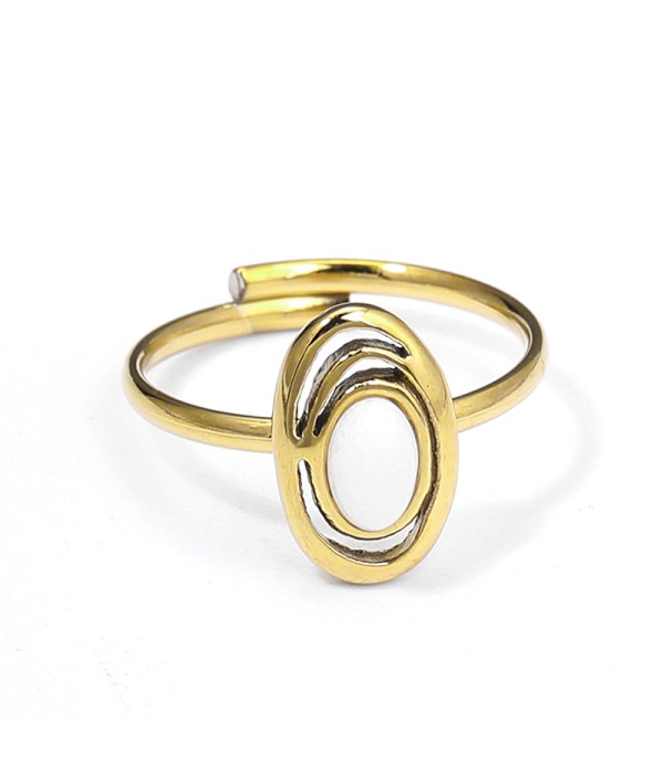 Anillo dorado con diseño ovalado artístico