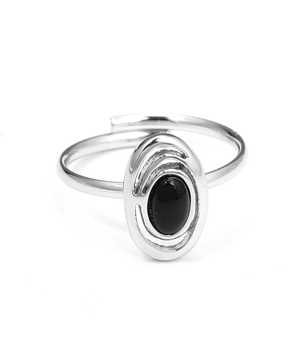 Anillo plateado con diseño ovalado artístico