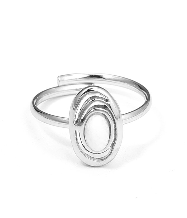 Anillo plateado con diseño ovalado artístico