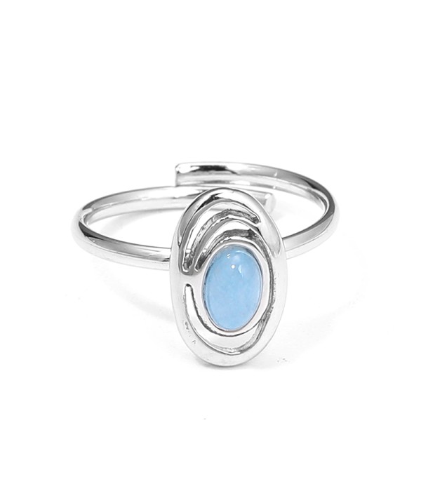 Anillo plateado con diseño ovalado artístico