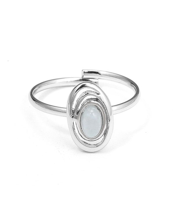 Anillo plateado con diseño ovalado artístico