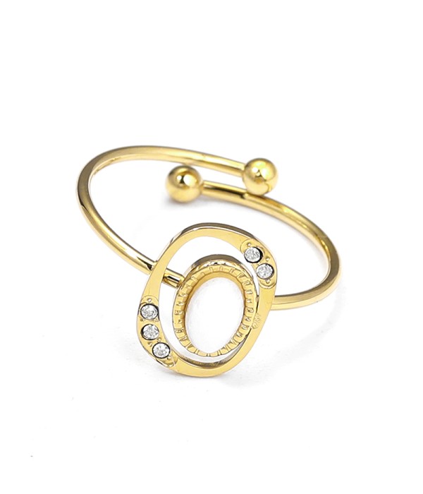 Anillo dorado con óvalo calado y circonitas