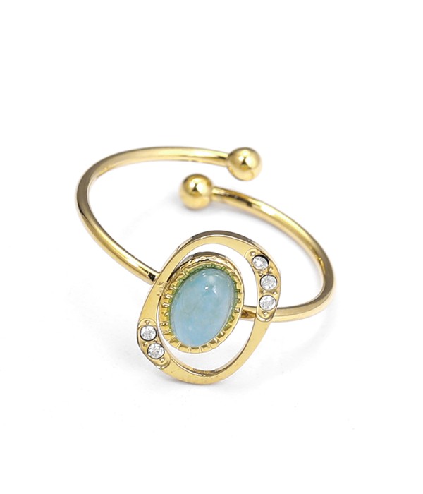 Anillo dorado con óvalo calado y circonitas