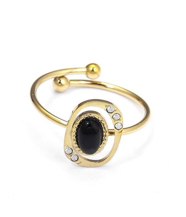 Anillo dorado con óvalo calado y circonitas