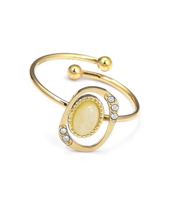 Anillo dorado con óvalo calado y circonitas