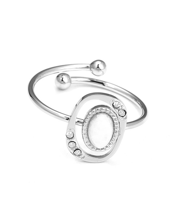 Anillo plateado con óvalo calado y circonitas