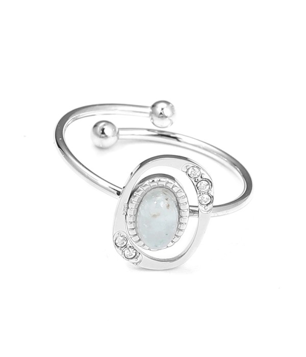 Anillo plateado con óvalo calado y circonitas