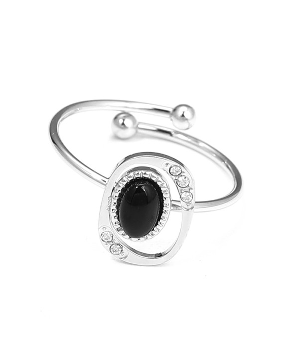 Anillo plateado con óvalo calado y circonitas
