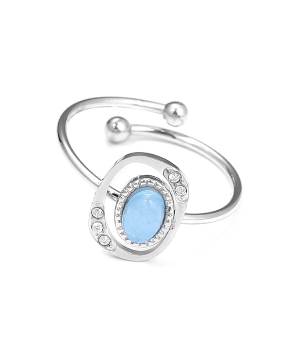 Anillo plateado con óvalo calado y circonitas