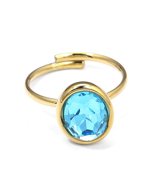 Anillo dorado de óvalo con cristal facetado