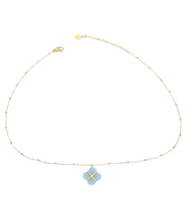 Collares doradas con trébolde cuatro hojas multicolores