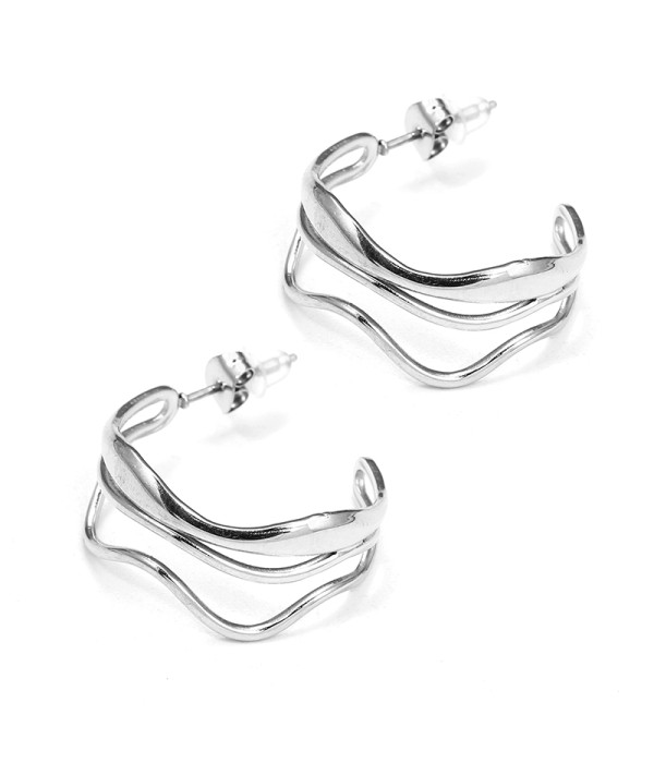 Pendientes de aros plateados con diseño ondulado y triple línea