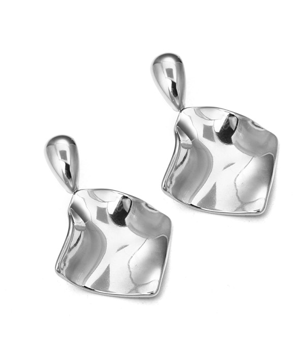 Pendientes plateados forma orgánica ondulada