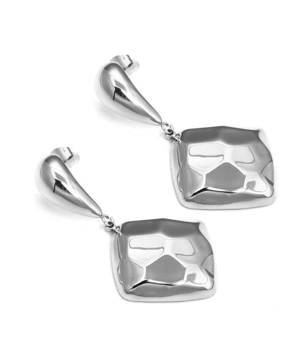Pendientes plateados con textura facetada