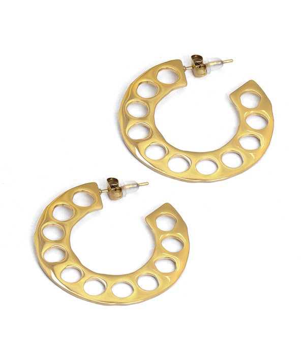 Pendientes de aros dorados con diseño calado circular