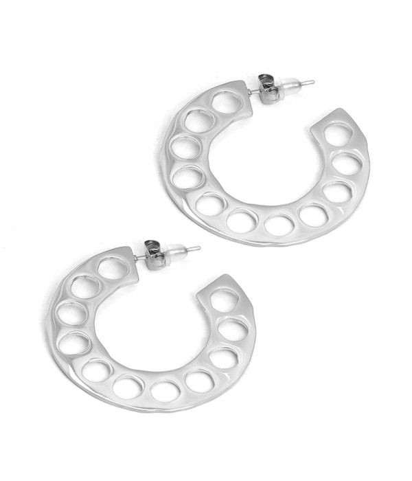 Pendientes de aros plateados con diseño calado circular