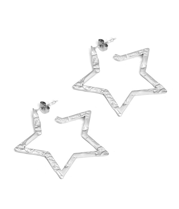 Pendientes estrella plateada con textura martillada