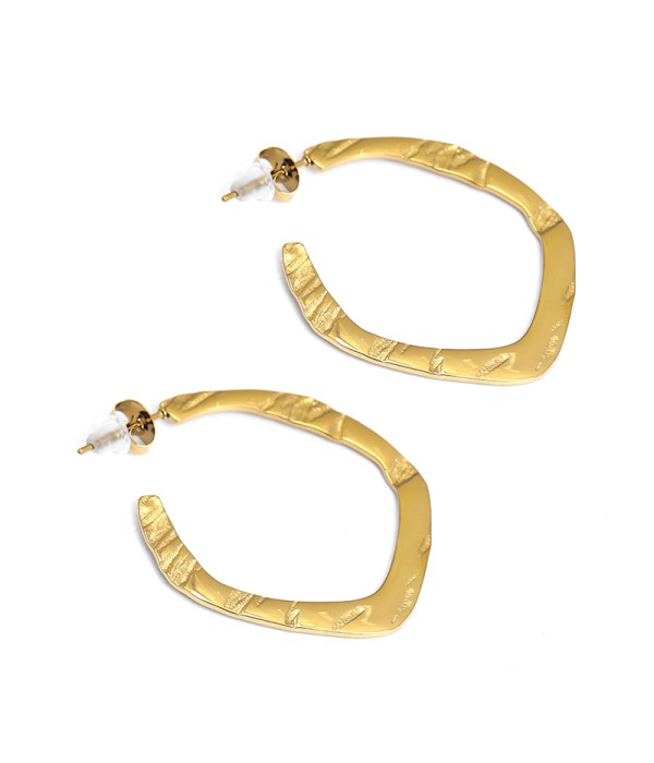 Pendientes geométricos dorados con textura martillada