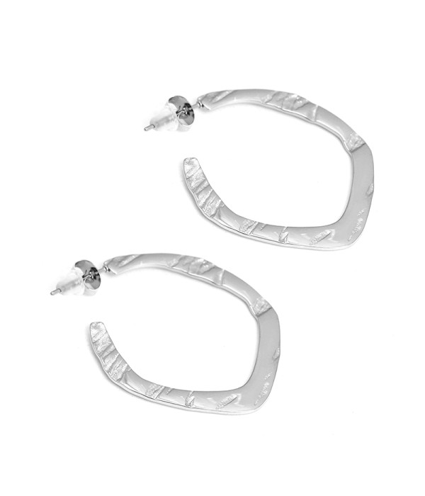 Pendientes geométricos plateados con textura martillada