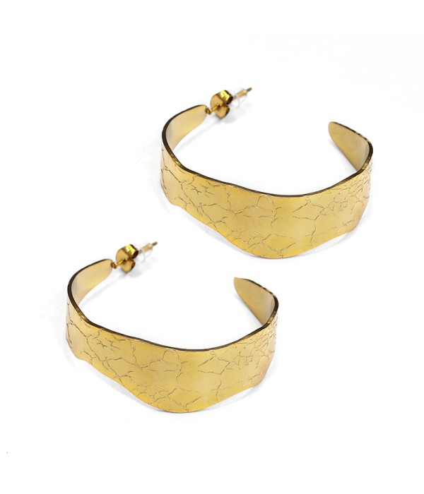 Pendientes de aros dorados con textura agrietada y forma curva