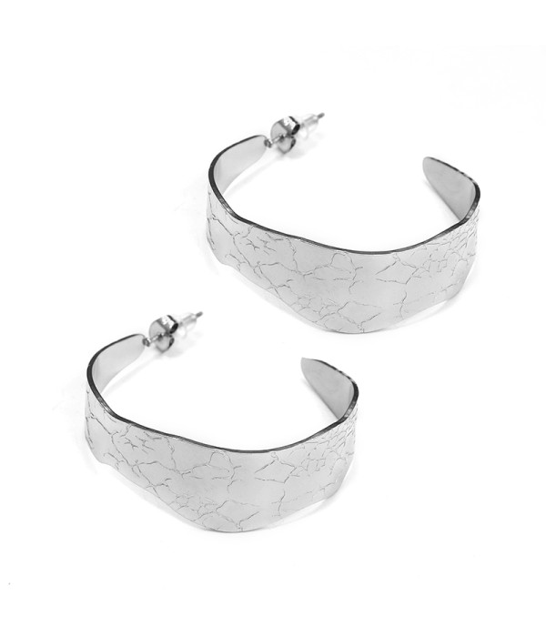 Pendientes de aros plateados con textura agrietada y forma curva