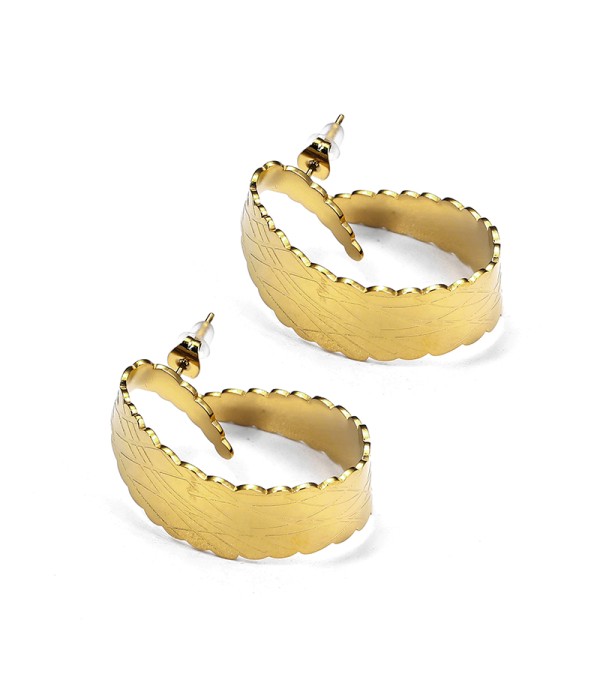 Pendientes de aros dorados con borde ondulado y grabado de hojas