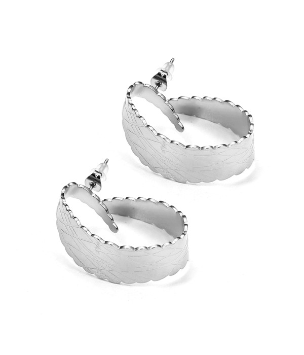 Pendientes de aros plateados con borde ondulado y grabado de hojas