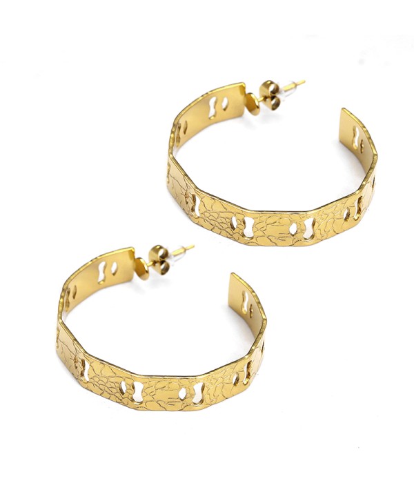Pendientes de aros dorados calados con textura craquelada