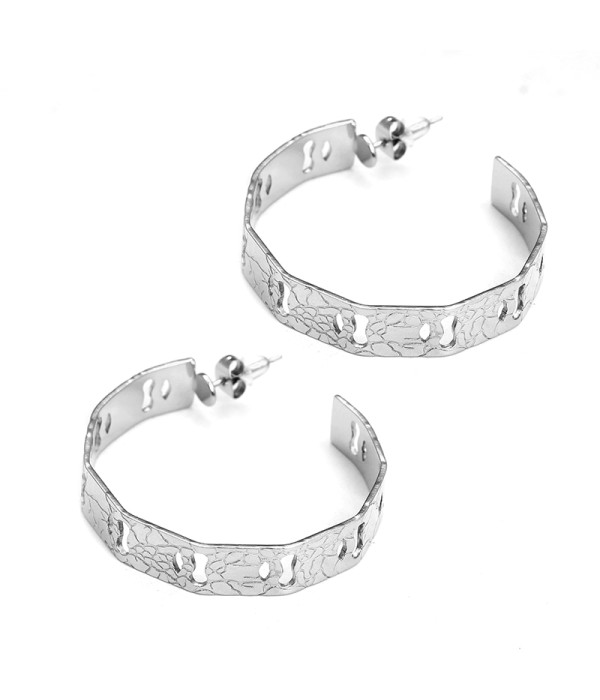 Pendientes de aros plateados calados con textura craquelada