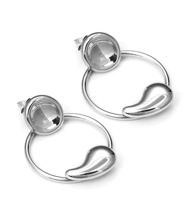 Pendientes plateados de arcos con diseño en forma de gota