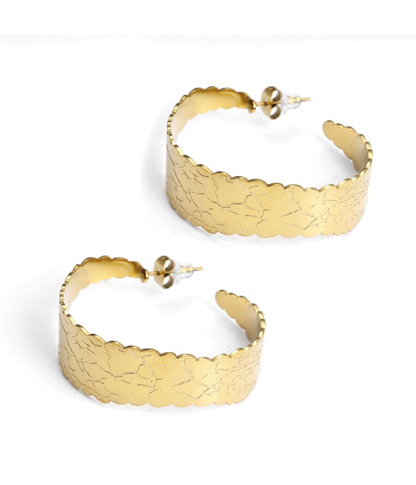 Pendientes de aros dorados anchos con grabado floral