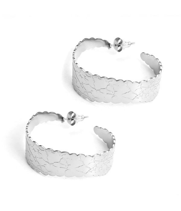Pendientes de aros plateados anchos con grabado floral