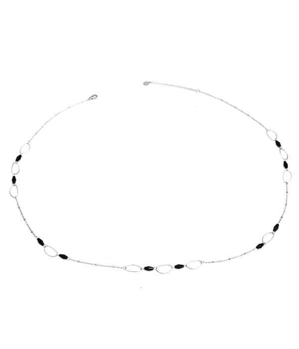 Collar plateado con cuentas negras