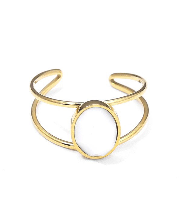 Anillo tipo brazalete con piedra ovalada