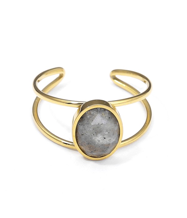 Anillo tipo brazalete con piedra ovalada