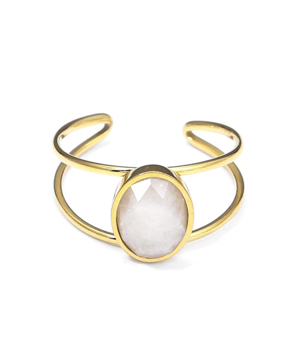 Anillo tipo brazalete con piedra ovalada