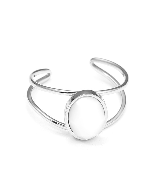 Anillo tipo brazalete con piedra ovalada