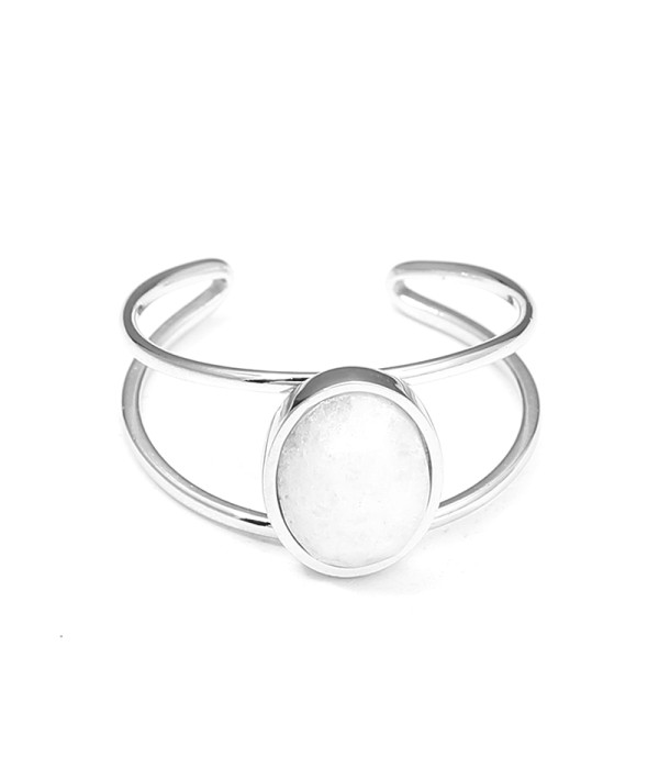 Anillo tipo brazalete con piedra ovalada