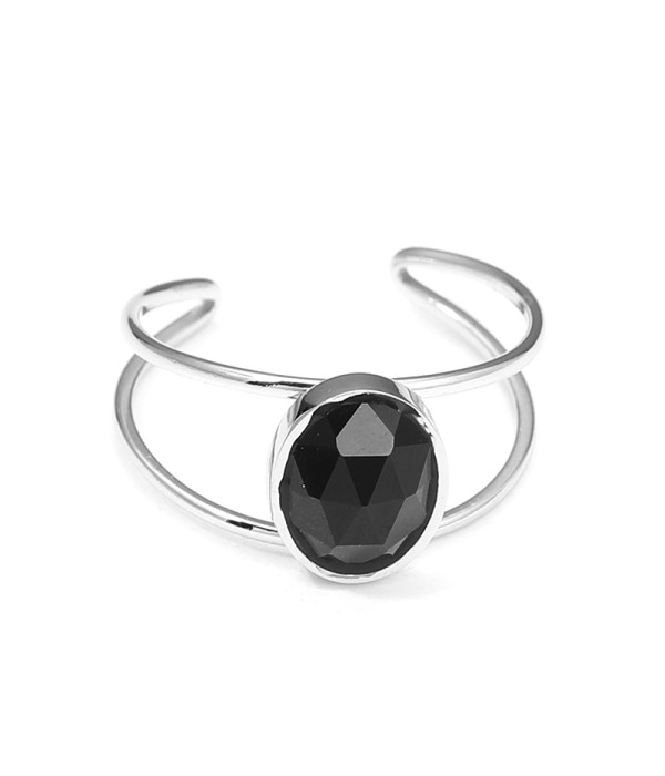 Anillo tipo brazalete con piedra ovalada