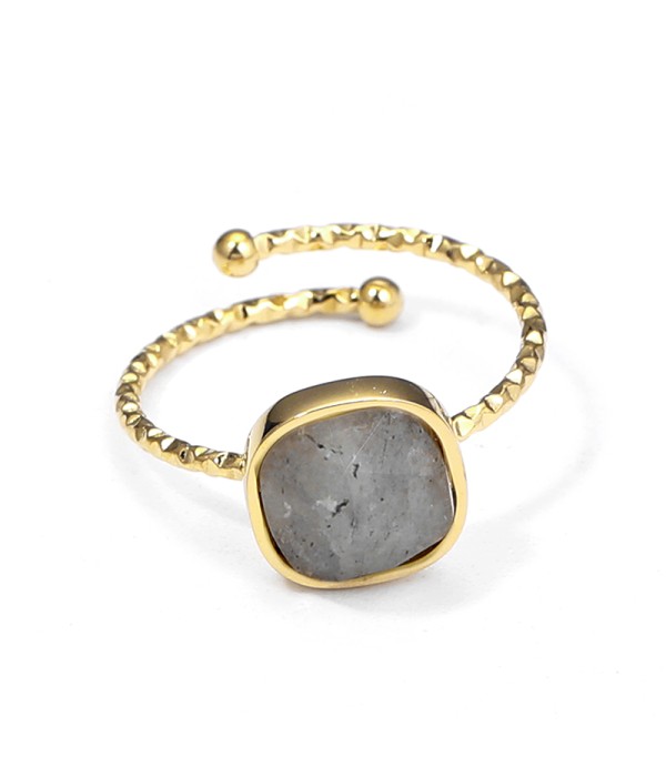 Anillo dorado ajustable con piedra cuadrada