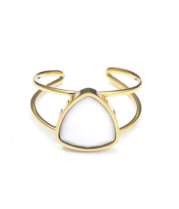 Anillo dorado con piedra triangular