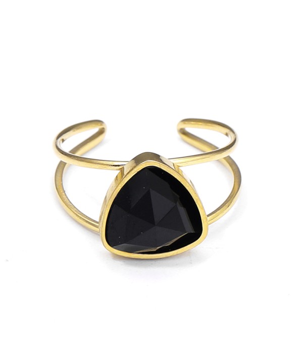 Anillo dorado con piedra triangular 2