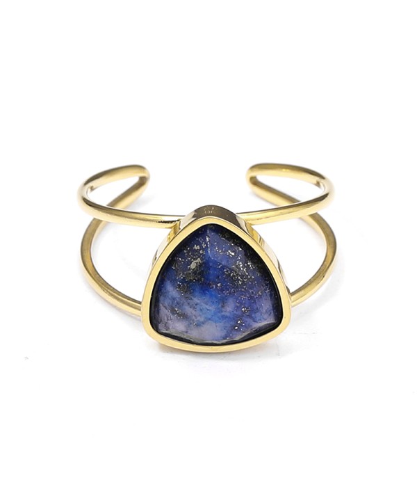 Anillo dorado con piedra triangular