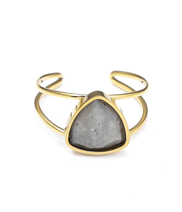Anillo dorado con piedra triangular