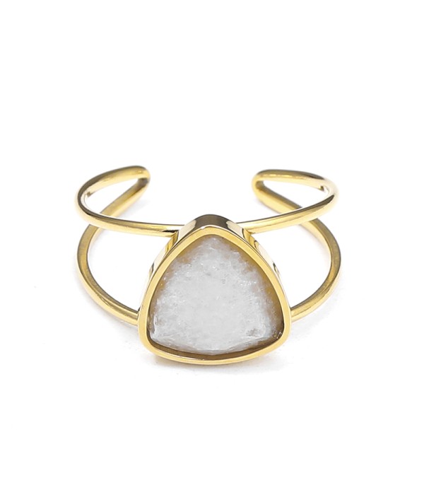 Anillo dorado con piedra triangular