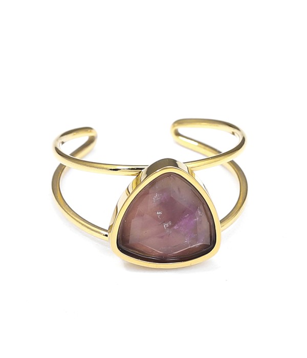 Anillo dorado con piedra triangular