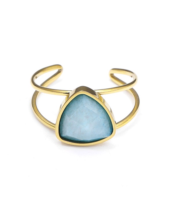 Anillo dorado con piedra triangular